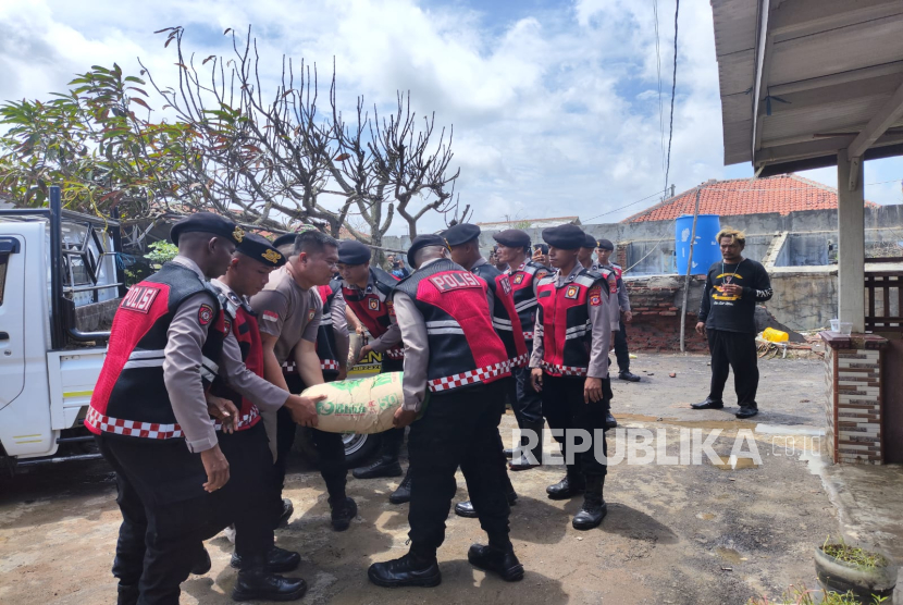 Anggota Sat Samapta bersama Sat Polair dan Polsek jajaran Polres Indramayu membantu mengevakuasi barang-barang warga terdampak banjir rob di Desa Eretan Kulon, Kecamatan Kandanghaur, Kabupaten Indramayu, Kamis (6/2/2025). 