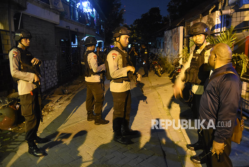 Anggota Satbrimob Polda Jawa Timur berjaga di lokasi penggeledahan rumah terduga teroris di kawasan Sikatan, Manukan Wetan, Surabaya, Jawa Timur, Selasa (15/5).