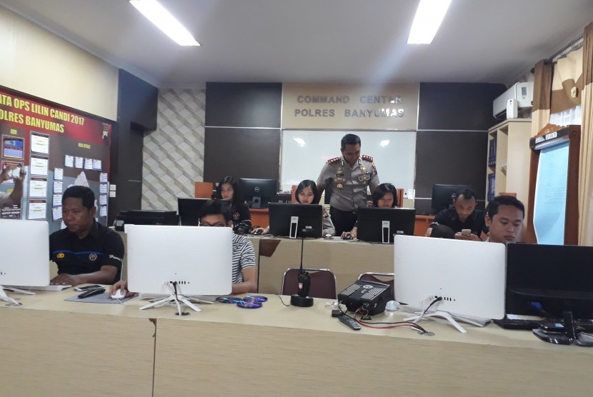 Anggota Satgas Antikampanye Hitam  Polres Banyumas.