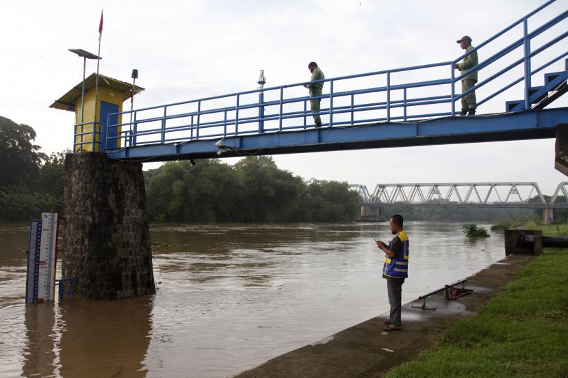 Anggota satgas bencana memantau ketinggian muka air sungai sebagai langkah siaga bencana banjir (ilustrasi) 