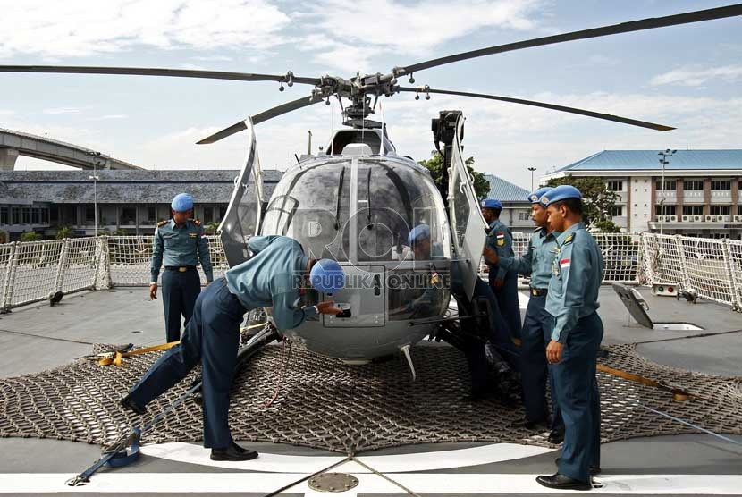  Anggota Satgas Maritim TNI Kontingen Garuda XXVIII memeriksa kelengkapan helikopter jenis Bolcow BO-10 di Dermaga Kolinlamil, Tanjung Priok, Jakarta Utara, Senin (11/3). (Republika/Adhi Wicaksono)