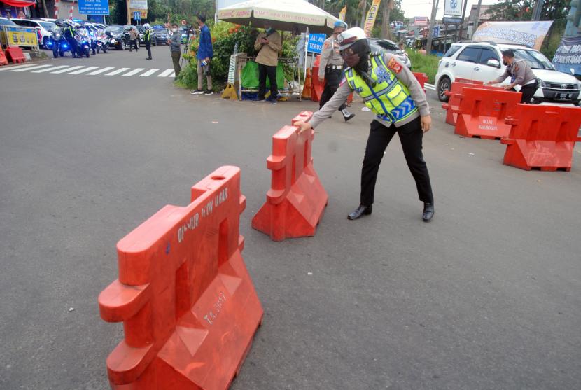 Anggota Satlantas Polres Bogor menutup arus lalu lintas di Simpang Gadog, Ciawi, Kabupaten Bogor, Jawa Barat, Selasa (3/5/2022). Polisi kembali menutup jalur bagi pengguna lalu lintas ke Puncak, Bogor, Jawa Barat, Jumat (6/5/2022) pagi.