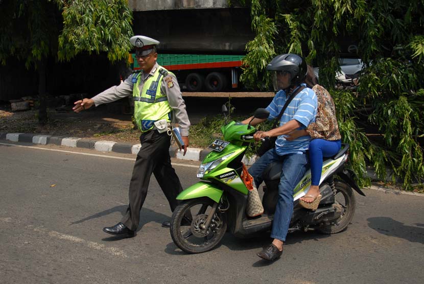Anggota Satlantas Polres Jakarta Timur melakukan razia terhadap sejumlah kendaraan dalam Operasi Simpatik Jaya di Jalan, Jakarta Timur, Rabu (21/5).