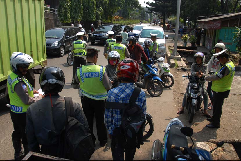 Anggota Satlantas Polres Jakarta Timur melakukan razia terhadap sejumlah kendaraan dalam Operasi Simpatik Jaya di Jalan, Jakarta Timur, Rabu (21/5)