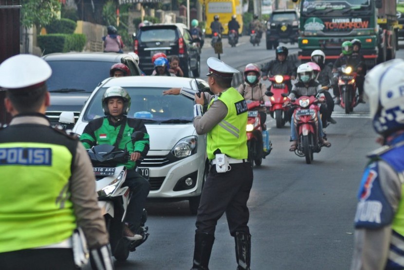 Anggota Satlantas Polres Semarang melaksanakan Operasi Patuh Candi 2019 di Jalan Utama kota Ungaran, Kabupaten Semarang, Jawa Tengah. 