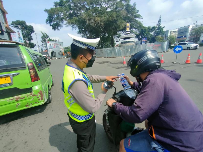 Anggota Satlantas Polres Sukabumi Kota memberikan teguran kepada pelanggar lalulintas dalam operasi zebra Lodaya 2022