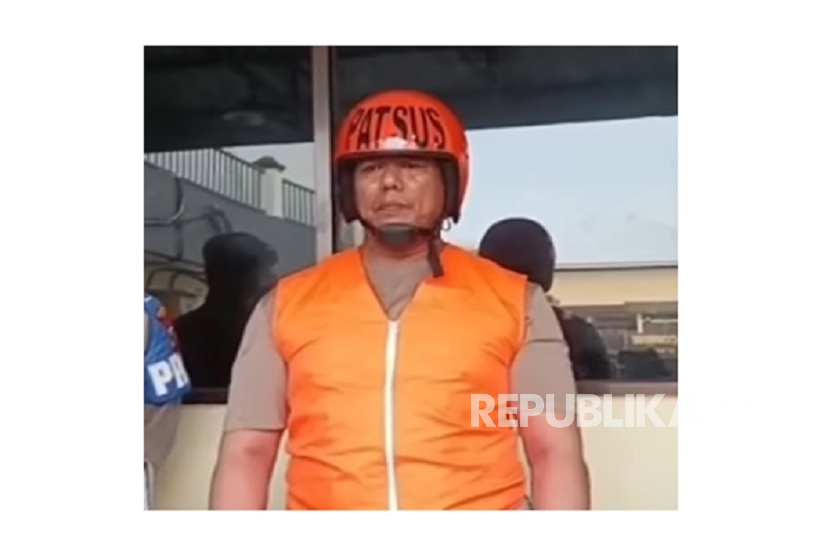  anggota Satlantas Polrestabes Medan, Aiptu Rudi Hartono itu terekam kamera memalak pengendara sepeda motor Rp 100 ribu.