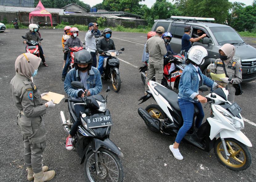 Anggota Satpol PP Kota Bogor mendata pengendara motor yang melanggar kebijakan aturan Ganjil-Genap di Pos Sekat Wangun, Kota Bogor, Jawa Barat (ilustrasi)