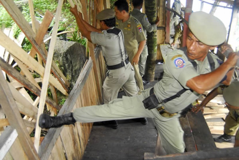 Anggota satpol PP merobohkan pondok maksiat di Padang Sumatera Barat.