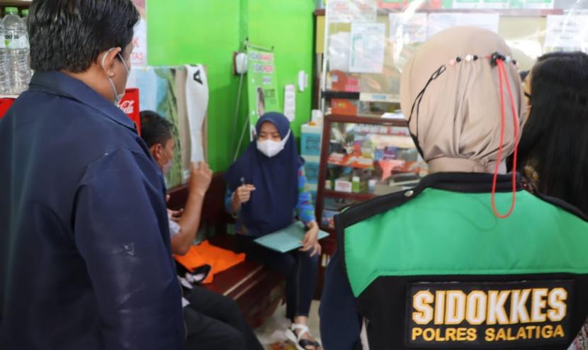 Anggota Satreskrim Polres Salatiga mendampingi petugas Dinkes Kota Saltiga melakukan monitoring dan pengawasan obat cair (sirup) di sejumlah apotek yang ada di wilayah Kota Salatiga.  