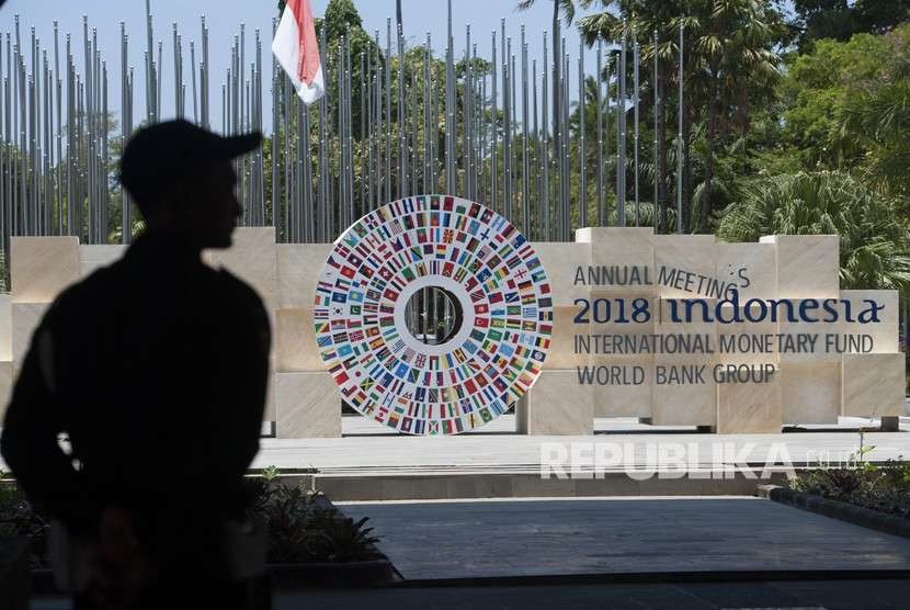 Anggota satuan pengamanan berjaga di sekitar kawasan yang akan menjadi tempat berlangsungnya pertemuan tahunan IMF-Bank Dunia di Bali Nusa Dua Convention Center (BNDCC), Nusa Dua, Bali, Senin (1/10). 