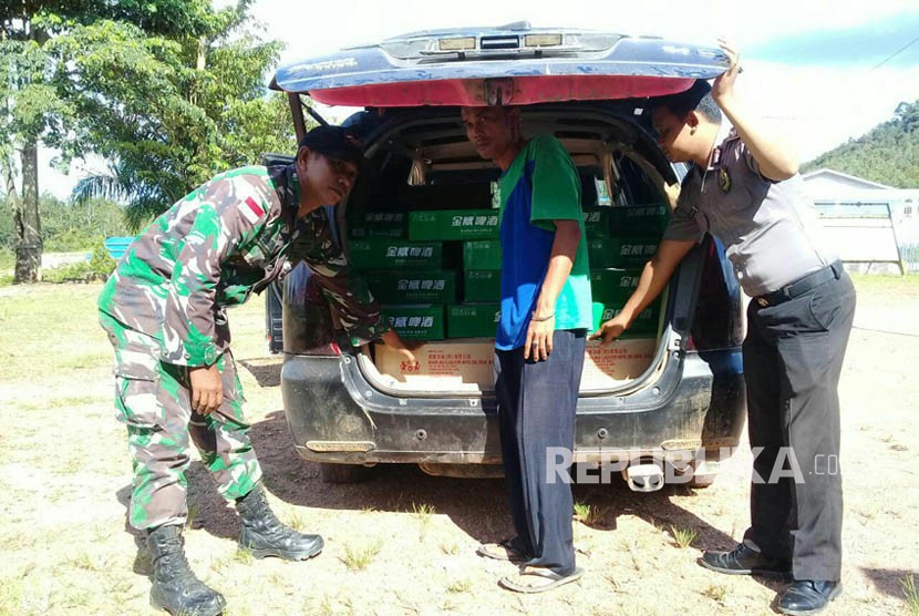 Anggota Satuan Tugas Pengamanan Perbatasan (Satgas Pamtas) Republik Indonesia-Malaysia Batalyon Infanteri (Yonif) 123/Rajawali  menggagalkan peredaran minuman keras di wilayah perbatasan.