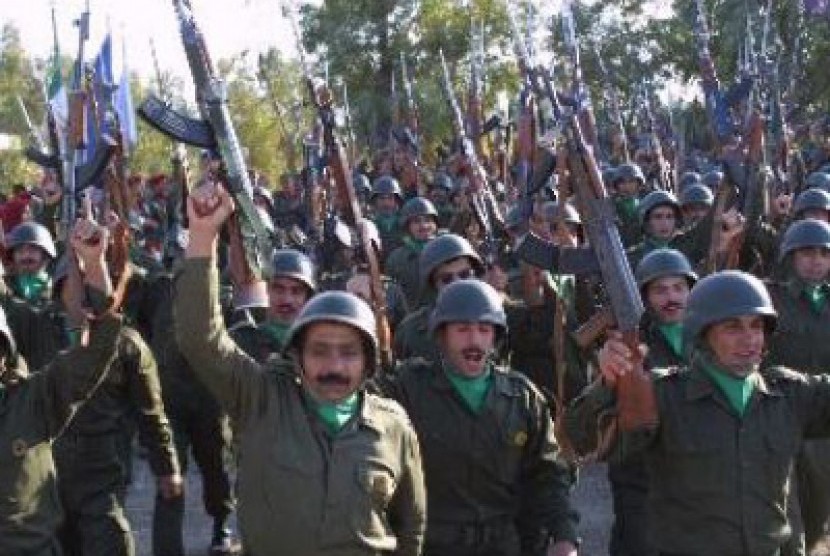 Anggota sayap politik Organisasi Mujahideen-e-Khalq (MKO), yang melancarkan perjuangan bersenjata melawan pemerintah Iran setelah revolusi 1979 dan membunuh puluhan pejabat tinggi Iran.