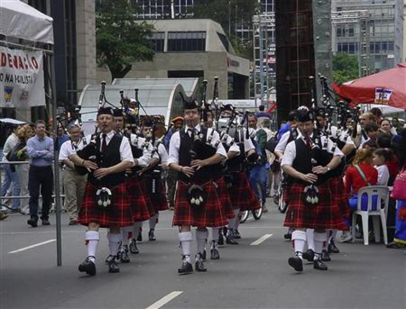 Anggota Scottish Link Pipe Band memainkan alat musik bagpipe khas Skotlandia, Inggris dalam parade di Paulista Avenue, Sao Paulo, Brasil. Tiga Alat Musik Ini Ternyata Berasal dari Timur Tengah