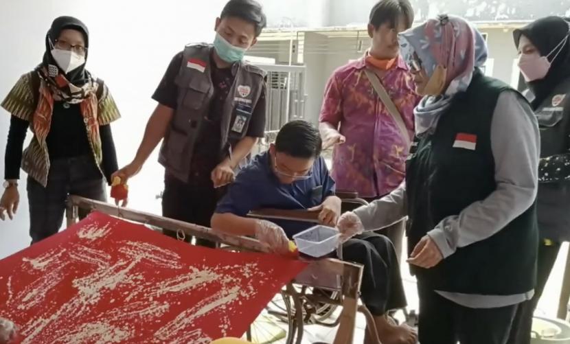 Anggota sebuah lembaga swadaya masyarakat di kota Malang, Jawa timur yang tergabung dalam Lingkar Sosial (Linksos) mendirikan dan meresmikan sebuah galeri bagi kaum disabilitas, Sabtu (5/3).