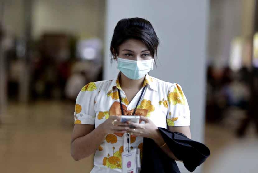 Anggota staf maskapai penerbangan menggunakan masker untuk mengantisipasi terinfeksi di Bandara Internasional Yangon, Yangon, Myanmar, Rabu (20/8). 