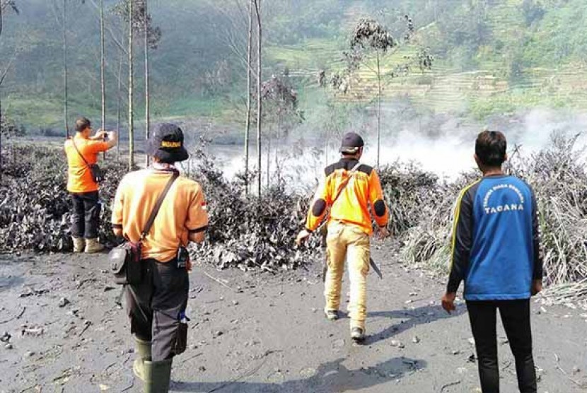 Anggota Tagana diterjunkan evakuasi korban kawah sileri