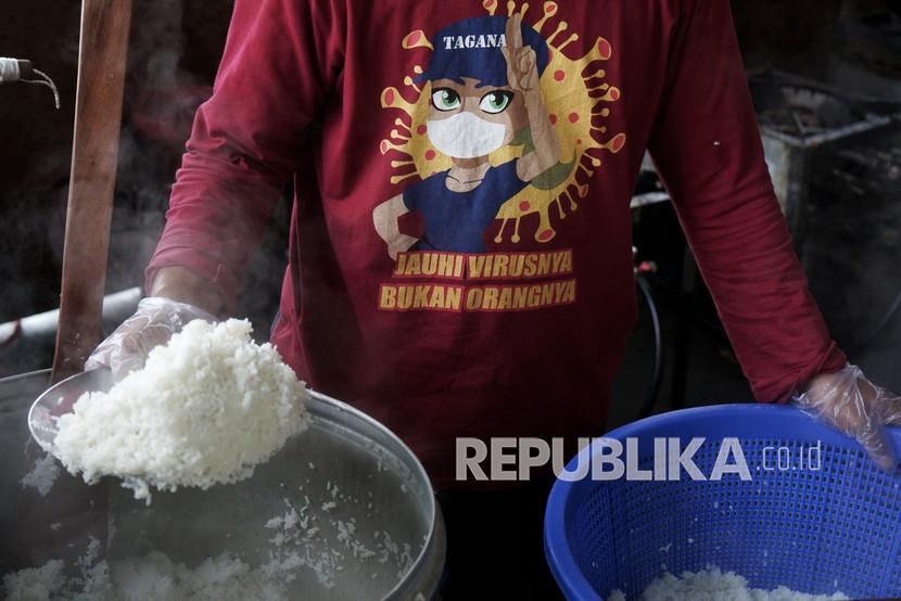 Anggota Tagana menyiapkan makanan untuk warga terdampak COVID-19 di Dapur Umum Posko Tagana Kabupaten Sleman, D.I Yogyakarta, Kamis (3/6/2021). Saat ini dapur umum yang didirikan oleh Pemkab Sleman itu menyuplai kebutuhan makan berupa makanan berat, minuman maupun buah-buahan untuk sekitar 400 warga di Sleman yang tengah melakukan isolasi atau karantina akibat COVID-19. 