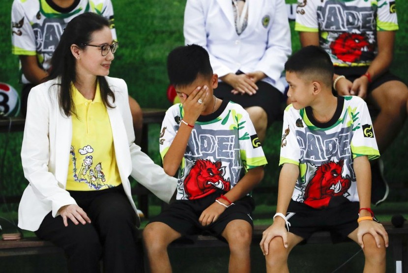 Anggota termuda tim sepak bola remaja Thailand Chanin Vibulrungruang menangis teringat penyelam Thailand yang tewas menyelamatkan mereka, saat konferensi pers di Chiang Rai, Rabu (18/7).