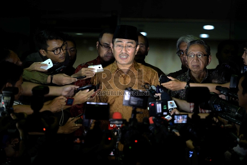 Anggota Tim 9, Jimly Asshiddiqie bersama anggota Tim 9 lain menjawab pertanyaan wartawan usai menemui pimpinan KPK di Gedung KPK, Jakarta, Selasa (3/2). (Republika/ Wihdan)