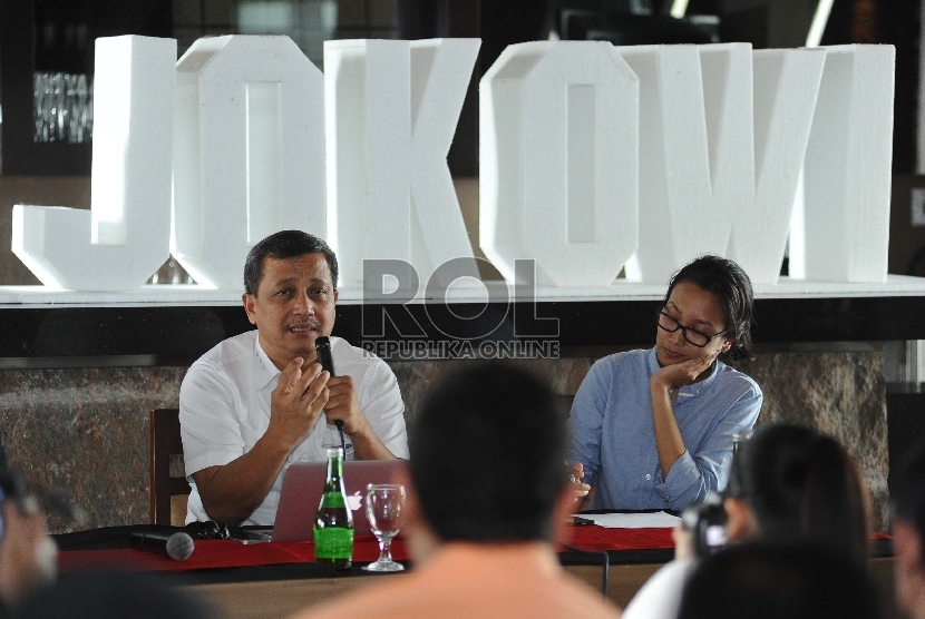 Anggota Tim 9 Oegroseno (kiri), Kabidang Riset Kontras Puri Kencana Putri (kanan) berbicara dalam 100 Hari Pertama Jokowi-Kalla Mau dibawa Ke mana Hak Asasi Kita? di Jakarta, Selasa (3/2).(Republika/ Tahta Aidilla)