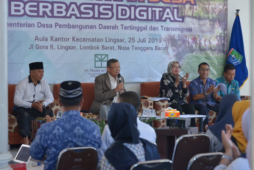 Anggota Tim Advisor Kementerian Desa, Pembangunan Daerah Tertinggal, dan Transmigrasi Bibit Samad Rianto membuka Focus Group Discussion  Pembangunan Desa Berbasis Digital di Desa Lingsar, Kecamatan Lingsar, Kabupaten Lombok Barat, Kamis (25/7/19). Desa Lingsar merupakan salah satu desa yang telah menerapkan program digital.