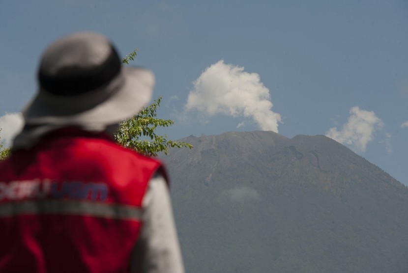 Anggota tim dari Universtas Gajah Mada memantau keberadaan pesawat tanpa awak jenis FX-79 Buffalo dalam pemotretan jalur lahar Gunung Agung yang kini masih berstatus awas di Kota Amlapura, Karangasem, Bali, Kamis (19/10).