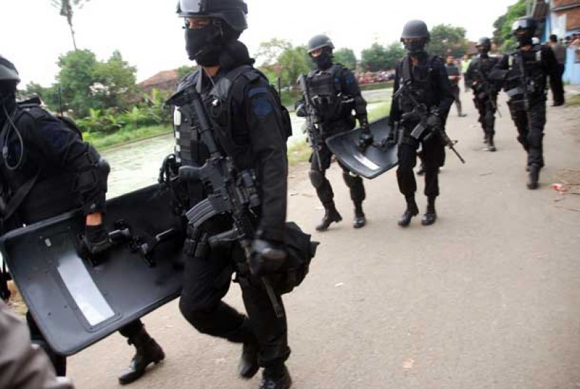  Anggota tim Densus 88 melakukan penggerebekan dan penangkapan teroris di salah satu rumah kontrakan di Kampung Batu Rengat, Desa Cigondewah, Kab. Bandung, Rabu (8/5).   