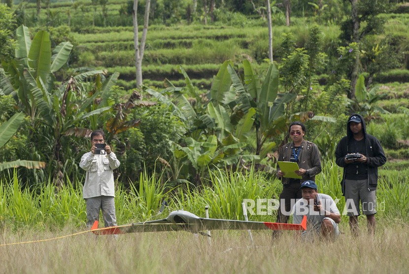 Anggota tim drone Pusat Vulkanologi dan Mitigasi Bencana Geologi (PVMBG) menerbangkan pesawat jenis AI450ER untuk memantau aktifitas Gunung Agung yang masih berstatus awas di Desa Selat, Karangasem, Bali, Selasa (23/1). 