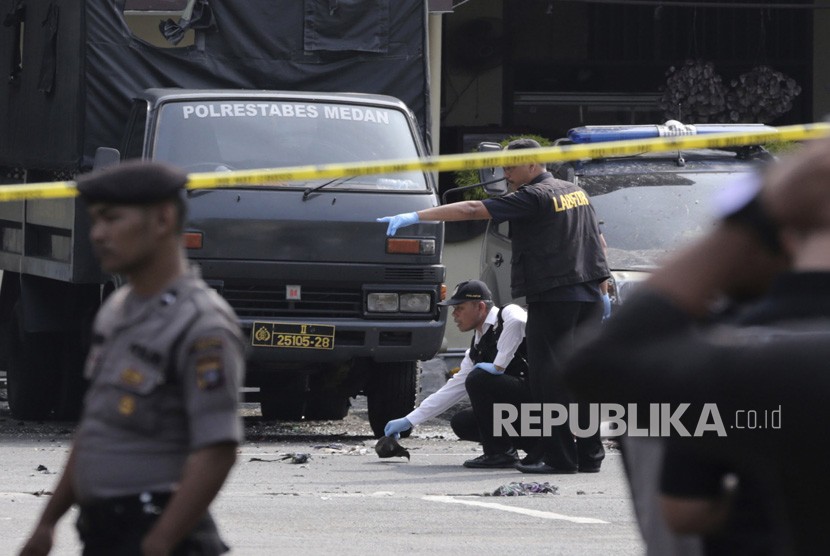 Anggota tim forensik polisi memeriksa lokasi serangan bom di Mapolrestabes Medan, Rabu (13/11/ 2019). 