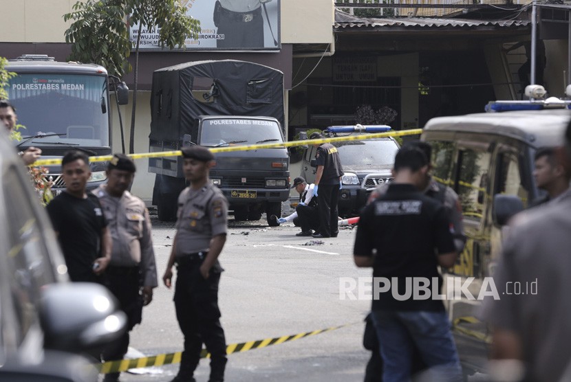 Anggota tim forensik polisi memeriksa lokasi serangan bom di Mapolrestabes Medan, Rabu (13/11/ 2019). 