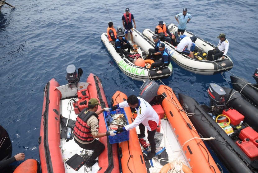 Joint search and rescue team remove Lion Air flight JT 610 aircraft's debris from Tanjung Pakis waters, Karawang, West Java, Tuesday (Oct 30).