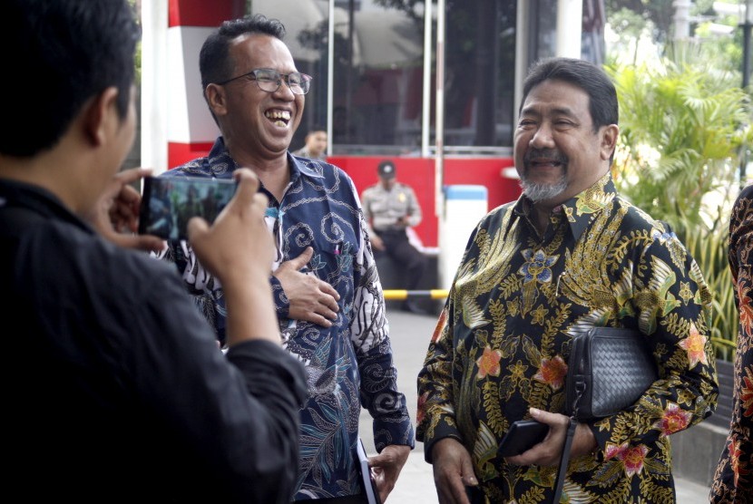 Anggota Tim Gabungan Pencari Fakta (TGPF) kasus Novel Baswedan, Hendardi (kanan) tiba di gedung KPK, Jakarta, Kamis (20/6/2019). 