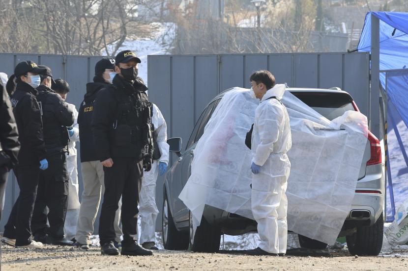 Anggota tim Investigasi TKP Korea menyelidiki lokasi aktor Korea Selatan Lee Sun-kyun ditemukan tidak sadarkan diri di Seoul, Korea Selatan, Rabu, 27 Desember 2023. Lee dari film pemenang Oscar 