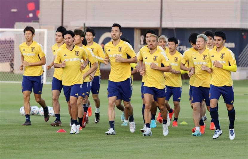 Anggota tim Jepang berlatih di Doha, Qatar, 21 November 2022. Jepang akan memainkan pertandingan pertama mereka di grup E pada 23 November melawan Jerman.