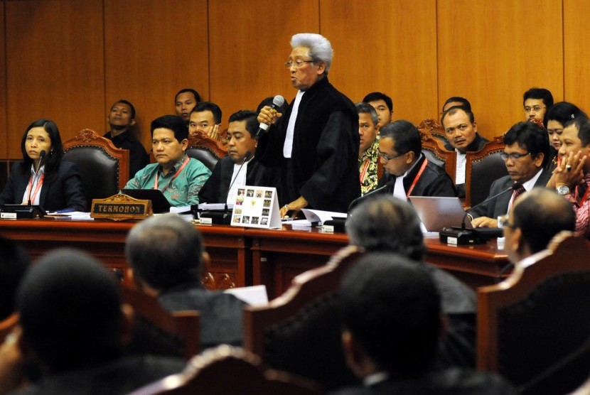Anggota tim kuasa hukum KPU, Adnan Buyung Nasution (tengah) menyampaikan tanggapan atas hasil revisi gugatan yang disampaikan tim kuasa hukum pasangan Capres dan Cawapres Prabowo Subianto-Hatta Rajasa dalam sidang lanjutan Perselisihan Hasil Pemilihan Umum
