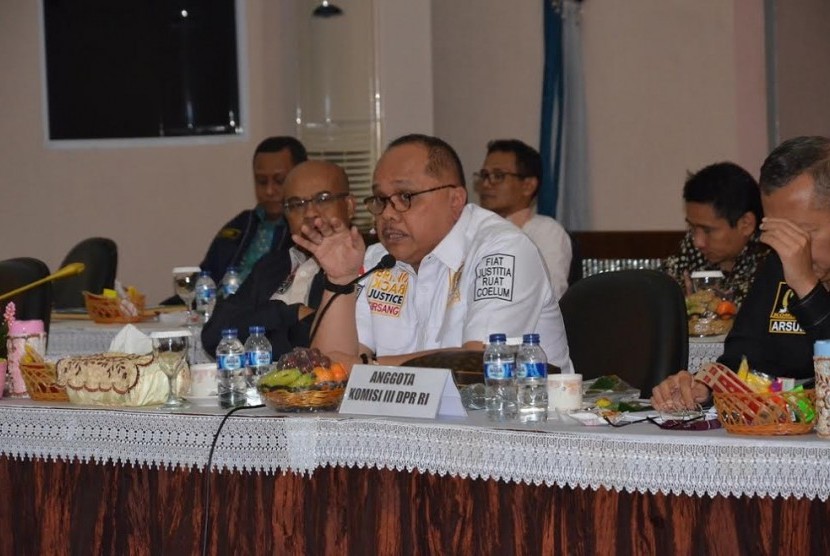 Wakil Ketua Komisi II DPR RI Junimart Girsang ingatkan kades dilarang bermain politik. Ilustrasi.