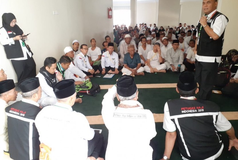 Anggota Tim Linjam PPIH Arab Saudi, Rustam Effendi Hasibuan memberikan edukasi kepada jamaah haji di Kloter 2 BPN di Hotel 914 tentang keamanan, Senin (22/7) sore.).