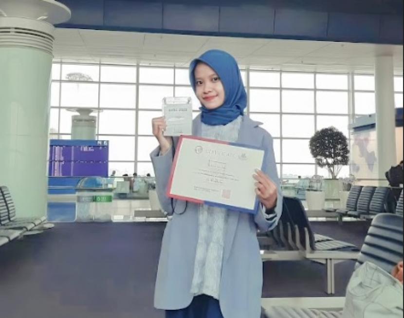 Anggota tim mahasiswa Indonesia dengan penghargaan juara kompetisi kedokteran Asia. r