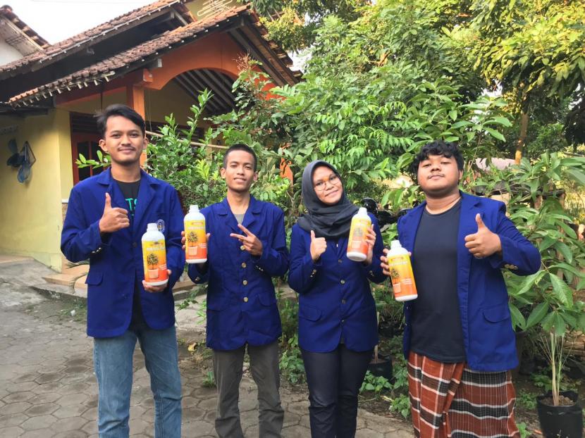 Anggota tim mahasiswa UNY yang mengembangkan pupuk dari bahan alami. 