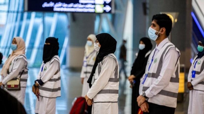 Anggota tim medis dari kementerian Kesehatan Saudi bersiaga di Bandara Internasional King Abdulaziz Jeddah. 