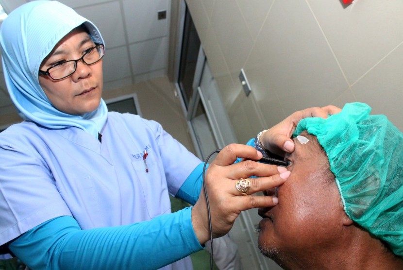 Anggota Tim medis memeriksa mata seorang warga yang akan menjalani operasi katarak. (ilustrasi)