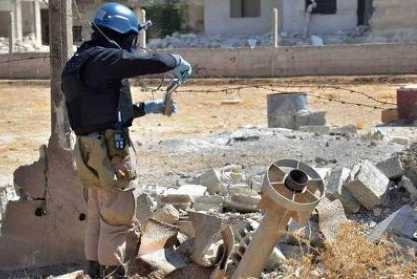 Anggota tim pakar investigator PBB ketika mengambil sampel pasir di pinggiran Damaskus, Suriah.