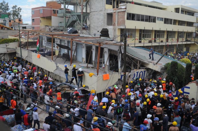  Anggota tim penyelamat bekerja di sekolah Enrique Rebsamen setelah gempa berkekuatan 7,1 SR, di Mexico City, Meksiko, 19 September 2017. 
