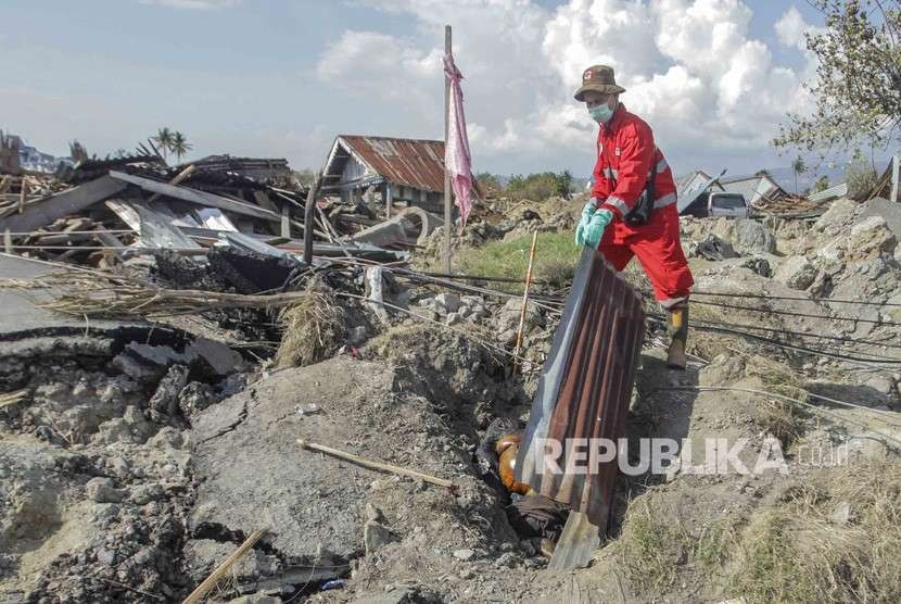 Search and Rescue personel at Petobo village, Palu, Central Sulawesi, Tuesday (Oct 2). 