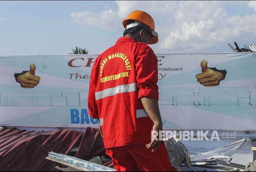 Anggota tim penyelamat dari Manggala Agni mencari korban gempa dan tsunami di kawasan Kampung Petobo, Palu, Sulawesi Tengah, Selasa (2/10).