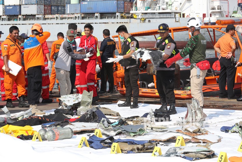 Debris of the Lion Air JT 610 found in Tanjung Karawang waters brought to Tanjung Priok Port, Jakarta, Monday (Oct 29).