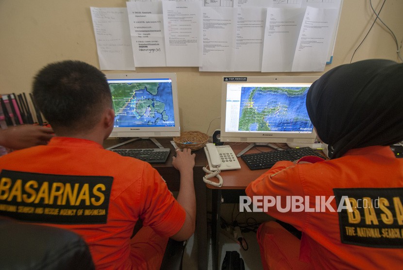 Anggota Tim SAR memetakan lokasi pencarian KM Lintas Timur yang tenggelam di perairan Banggai Laut di Posko Utama Kantor Basarnas Palu, Sulawesi Tengah, Jumat (7/6/2019). 