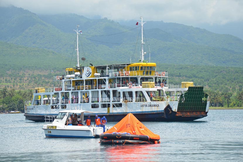  Anggota Tim SAR merapat di Pelabuhan Kayangan usai melakukan pencarian korban kapal feri Munawar yang tenggelam di perairan Selat Alas, Selong, Lombok Timur, NTB, Jumat (3/1).