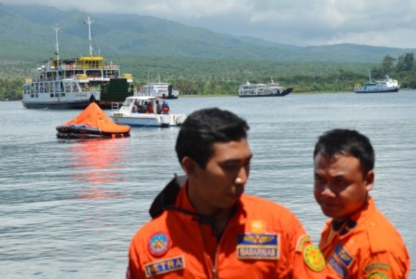 Anggota Tim SAR merapat di Pelabuhan Kayangan usai melakukan pencarian korban kapal feri Munawar yang tenggelam di perairan Selat Alas, Selong, Lombok Timur, NTB, Jumat (3/1). 